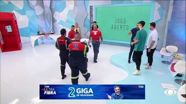 Denilson sai do Jogo Aberto de maca pela eliminação do Palmeiras na Libertadores