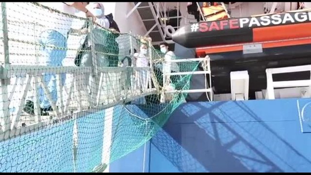 Migranti, nel porto di Salerno sbarcate 257 persone dalla nave Geo Barents