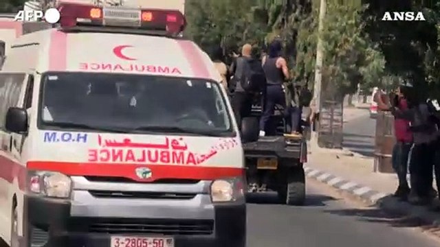 Gaza, combattenti palestinesi guidano veicoli sottratti ai militari israeliani