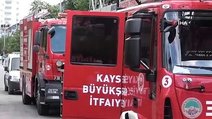 Un couple de personnes âgées coincé dans un incendie de pétrole a été secouru par son voisin