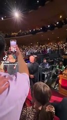 Video: Adele sostiene la bandera boliviana y un sombreo de Sao en una presentación en Las Vegas