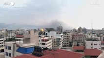 Attacchi aerei israeliani su Gaza, esplosioni e colonne di fumo tra gli edifici