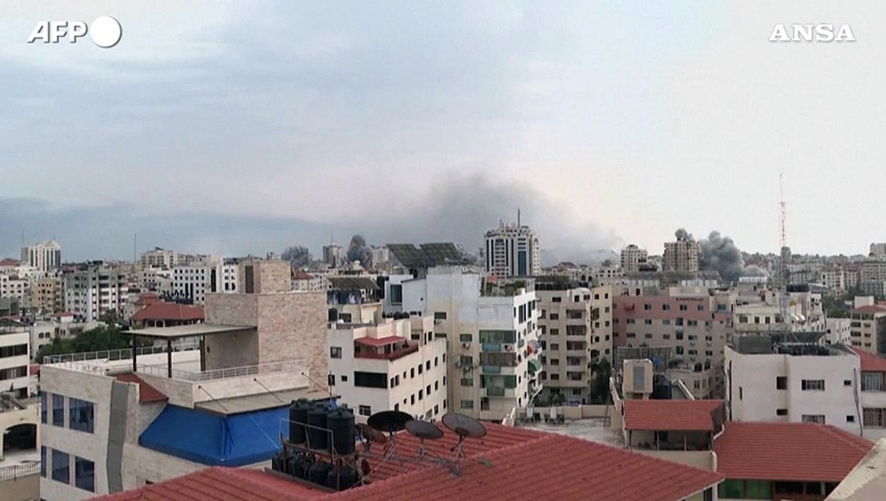 Attacchi aerei israeliani su Gaza, esplosioni e colonne di fumo tra gli edifici