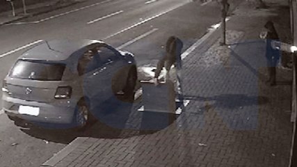 Vídeo mostra moradores de rua tentando realizarem novo furto em hidrante no Centro de Cascavel