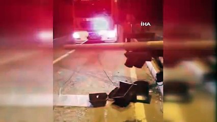 Susurluk'ta açık kalan kamyonun damperi trafik direklerini yerinden söktü