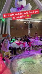 El noble gesto de un payaso, ayudó a vender la mercadería de una mujer de la tercera edad