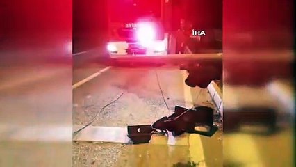 La benne du camion ouvert à Susurluk a retiré les poteaux de signalisation