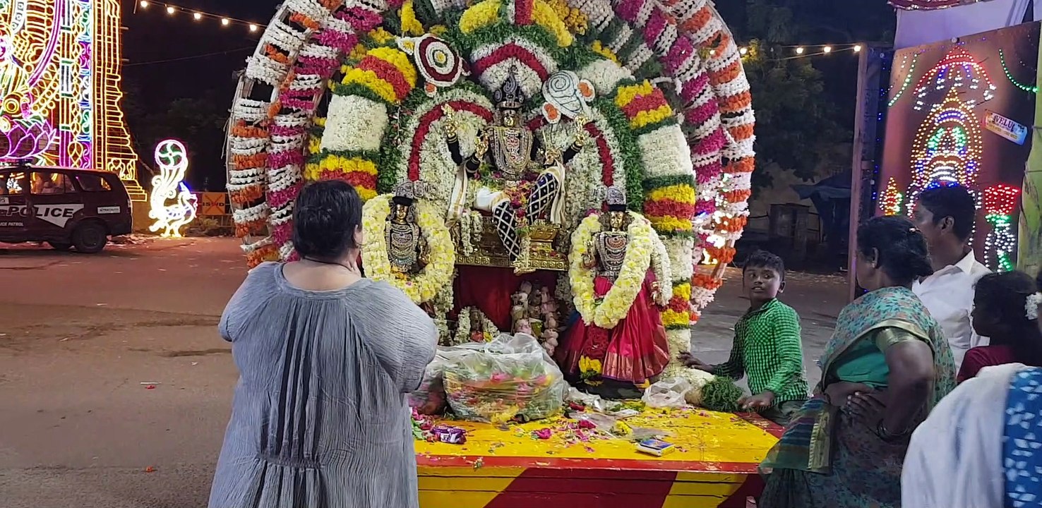 நண்பர்கள் வந்து என்னுடன் கடவுளிடம் பிரார்த்தனை செய்கிறார்கள் friends come and pray God with me