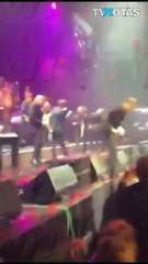 Luis Miguel baja del escenario para darle unas rosas a Carolina Herrera