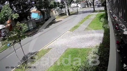 Carros batem em esquina com sinaleiro e motorista de aplicativo fica ferido no Bom Retiro