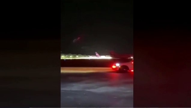 Aereo atterra senza carrello, piloti eroi evitano il disastro