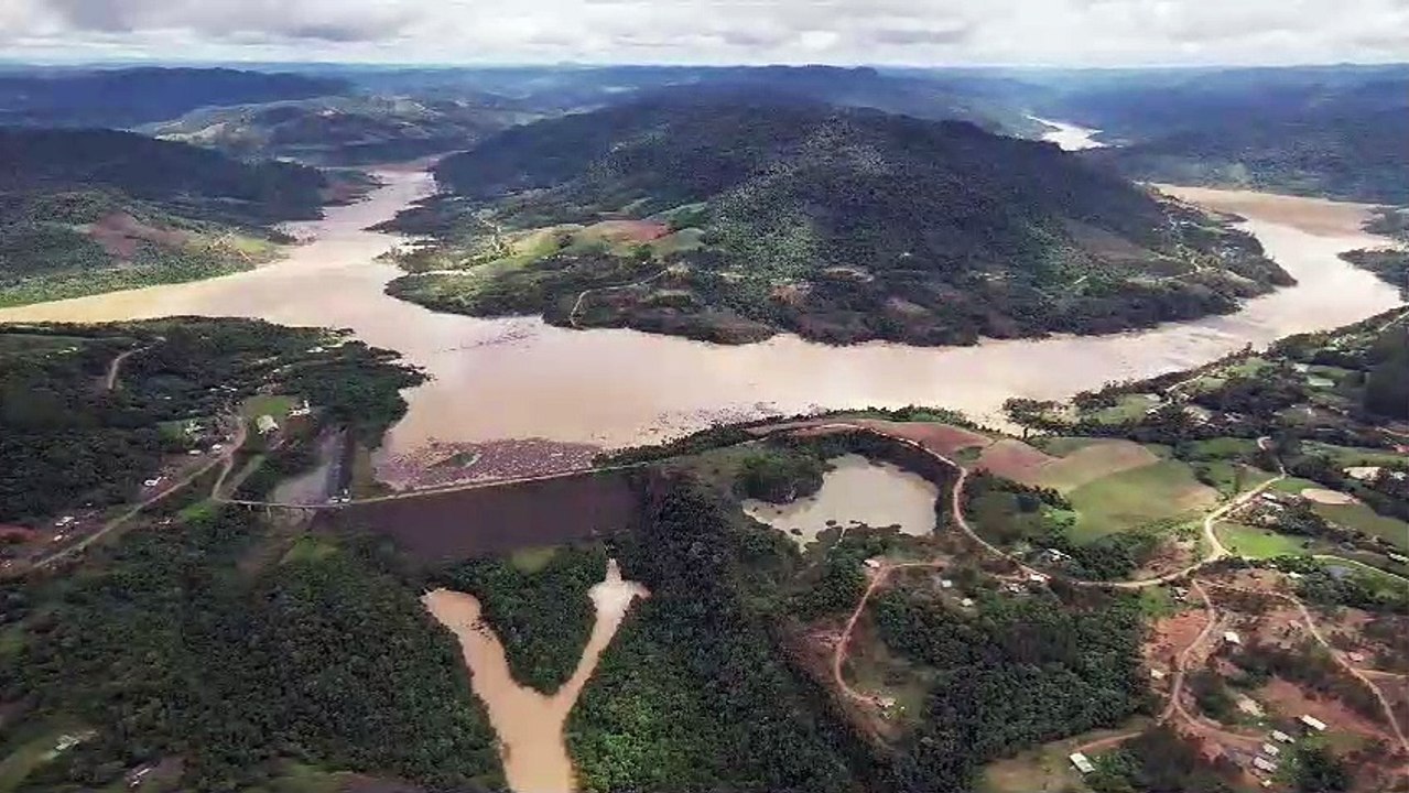 Barragem de José Boiteux após fechamento de duas comportas