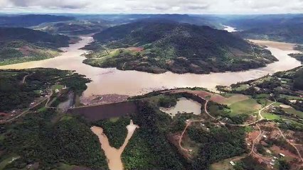 Barragem de José Boiteux após fechamento de duas comportas