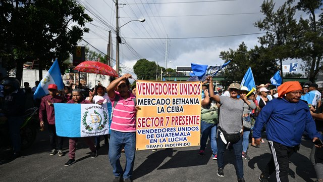 Guatemala completa ocho días de protestas y campesinos se unen con paro indefinido