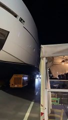 Viareggio, il maxi yacht passa tra le case