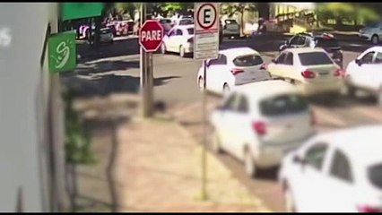 Câmera flagra entregador 'voando' após acidente na rua Antonina