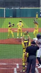 3 lanceurs piègent le batteur lors d'un match de baseball