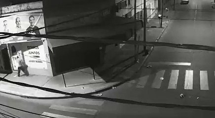 Prendió fuego un local de Juntos por el Cambio en Morón y quedó envuelto en llamas
