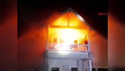 Çıldır Gölü'ndeki Kütük Ev Yangınla Kül Oldu