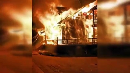 Kars'ta Kütük Ev Alev Alev Yanıyor