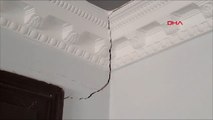 Van'daki depremde evlerde çatlaklar oluştu
