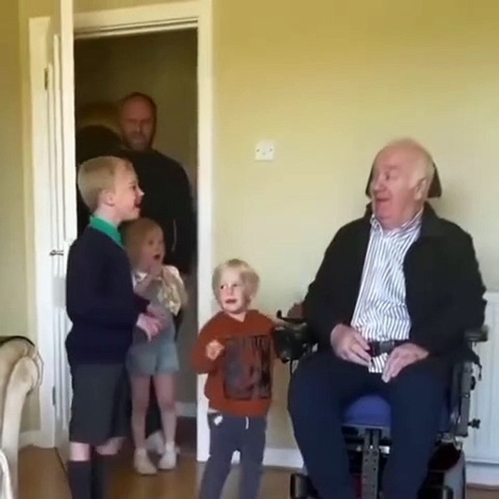 Après avoir été hospitalisé pendant 7 mois, ce grand père retrouve enfin ses petits-enfants !