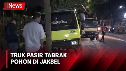 Pecah Ban dan Oleng, Truk Pasir Tabrak Pohon di Jaksel