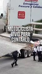 Tras impactarse contra un camión repartidor y ser alcanzado por otro vehículo, un motociclista sufrió lesiones en el rostro; vivió para contarlo  #TuNotiReel