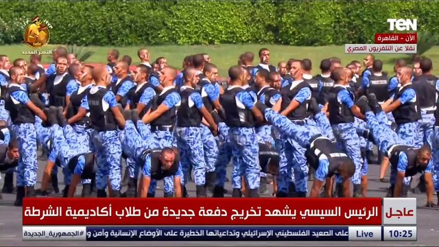 طلبة أكاديمية الشرطة يكتبون بأجسامهم شرطة قد المسؤولية خلال عرض القوة البدنية