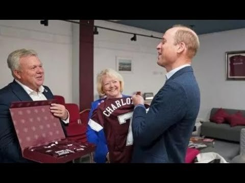 Il principe William a punti mentre gli viene presentato un adorabile regalo per la principessa Charl