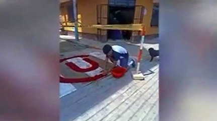 Hincha de Alianza Lima sorprende al arma alfombra de Universitario