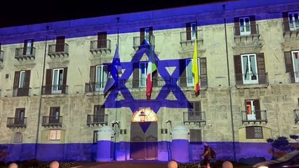 Palazzo d'Orléans illuminato con la bandiera di Israele