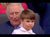 Il principe Carlo mostra il lato del nonno mentre fa rimbalzare il principe Louis per intrattenerloI