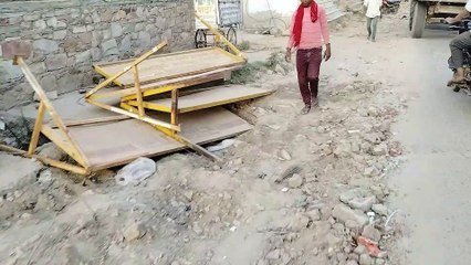 सड़क की मरम्मत भूलकर नोटिस थमा रहा जेडीए, विरोध में उतरे लोग, जानें क्या है माजरा