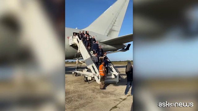Lo sbarco degli italiani rientrati con il primo volo militare da Israeele