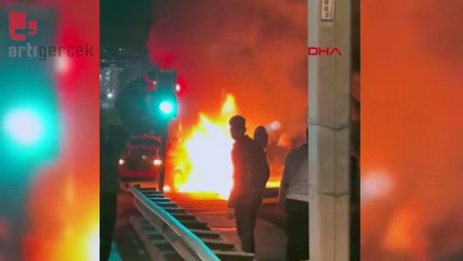 Çarpışan taksi ile motosiklet yandı: 1 ölü, 1 yaralı