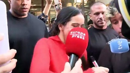 Álex González desata una ola de rumores en redes por un comentario en unas fotos de Rosalía