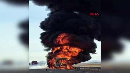 Aksaray'da elyaf yüklü TIR'ın dorsesi yandı