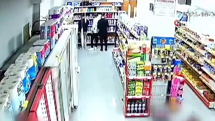 Ils ont volé les shampoings sur l'étagère en les mettant dans leur pantalon... Ces moments ont été filmés