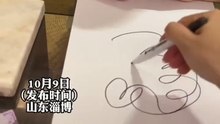 媽媽亂塗鴉，女兒都能畫出創意。Mother doodles, daughter can draw creative.