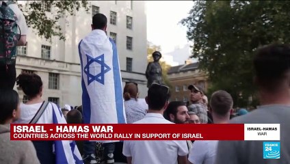 Video herunterladen: Thousands rally in Paris, Eiffel Tower dons colours of Israeli flag after Hamas attack