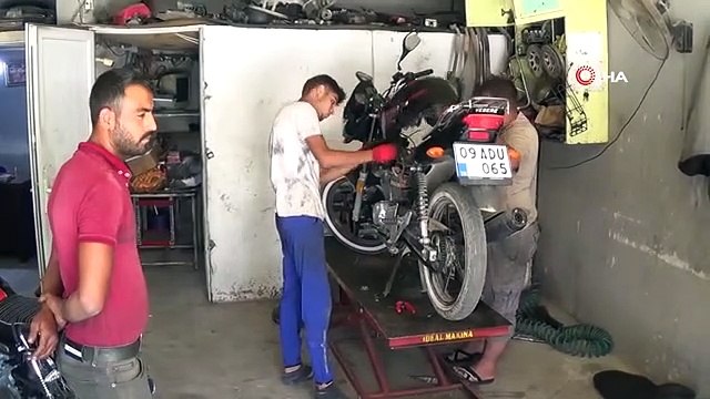Les réparateurs de motos sont occupés dans le quartier Incirliova d'Aydın.
