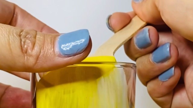 Artist skilfully makes three emojies with sand in a glass *Amazing Sand Art*