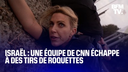 Une journaliste réalise un duplex allongée près de la frontière avec Gaza lors de bombardements
