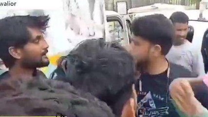 ग्वालियर: लोगो ने चालाक के साथ की मारपीट, वीडियो हुआ वायरल
