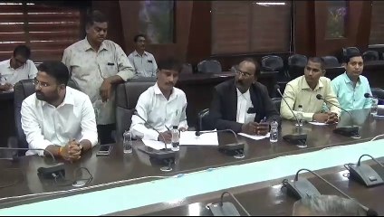 मान्यता प्राप्त राजनीतिक दलों के पदाधिकारियों की बैठक ली