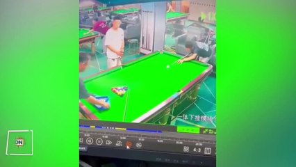 Bilardo topunu arkadaşının kafasına attı