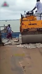 Charger une engin de chantier sur un bateau... raté