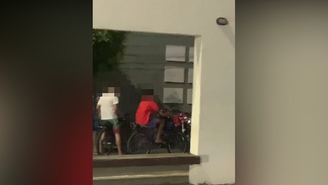 Jovens se reúnem na Praça João Pessoa, em Cajazeiras, e fazem manobras perigosas em motos e bicicletas
