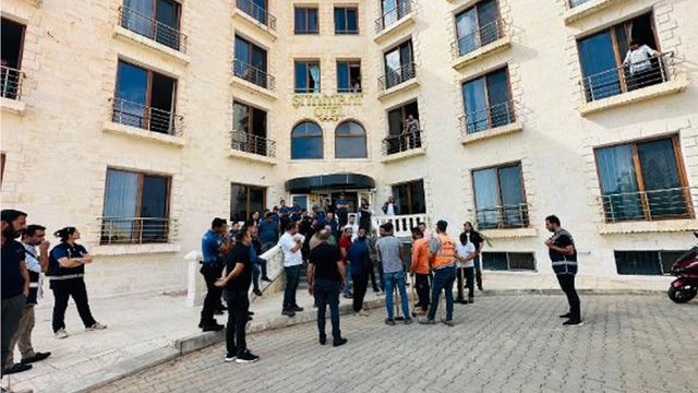 İzinsiz yapıldığı gerekçesiyle yıkılmasına karar verilen ‘Ucube’ otelin yıkımında gerginlik yaşandı